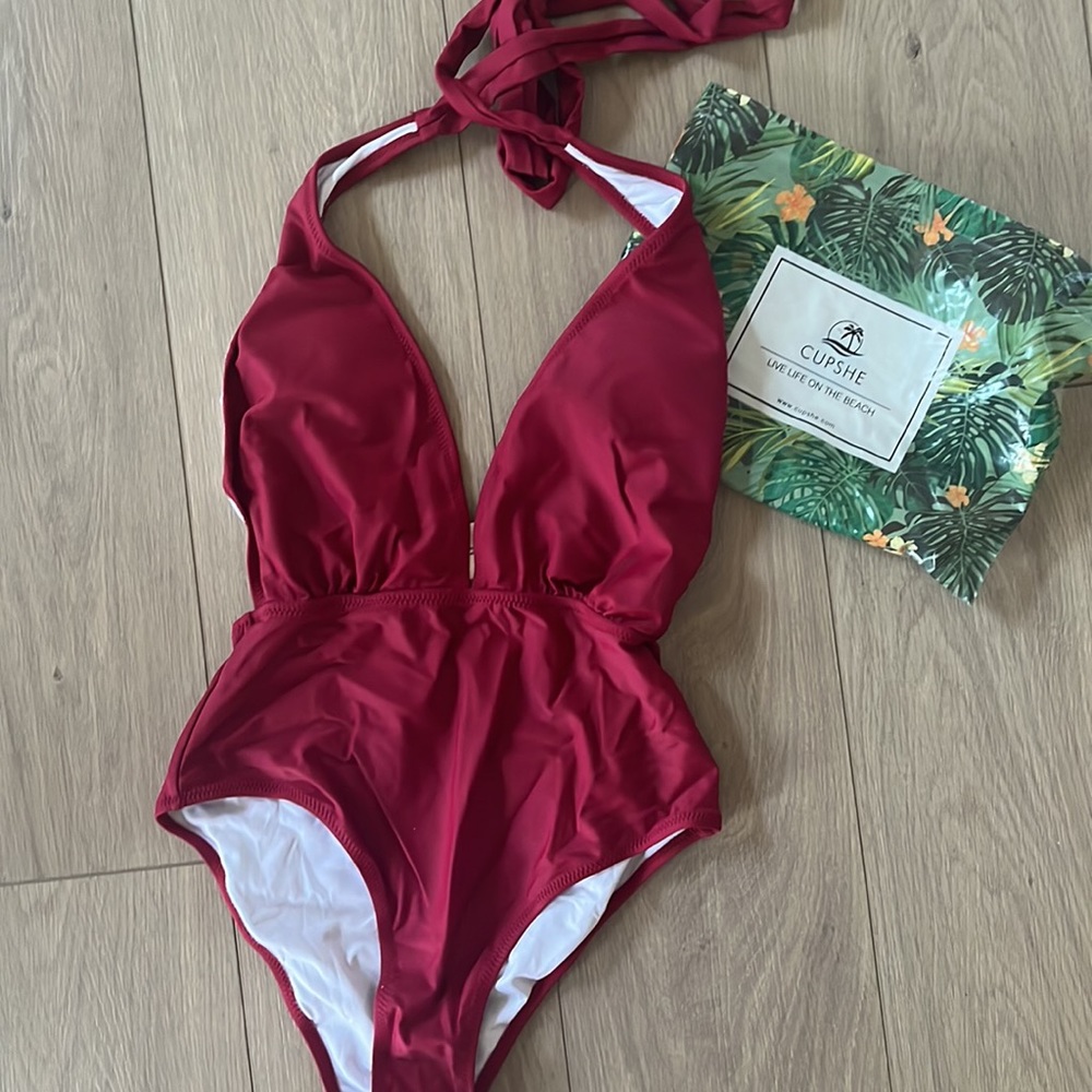 NWT Cupshe v neck halter high leg swim in burgundy size medium